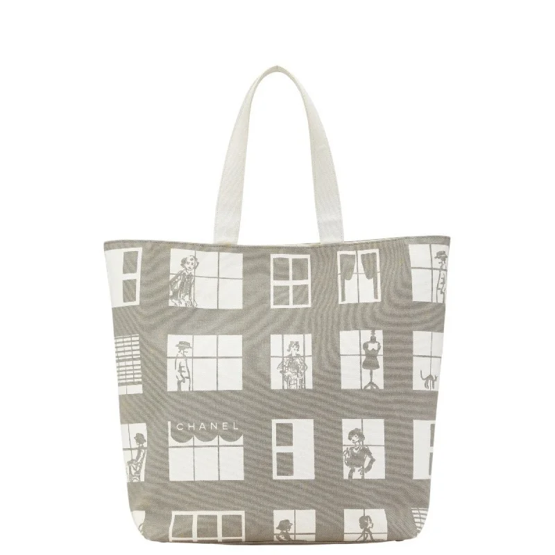 Handle bags with tropical prints for summer -Chanel  ivory Canvas Handbag Tote Bag (Pre-Owned)