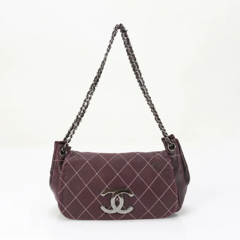 Handle bags with soft linings for protection -Chanel  Leather Handbag Shoulder Bag Tote Bag (Pre-Owned)