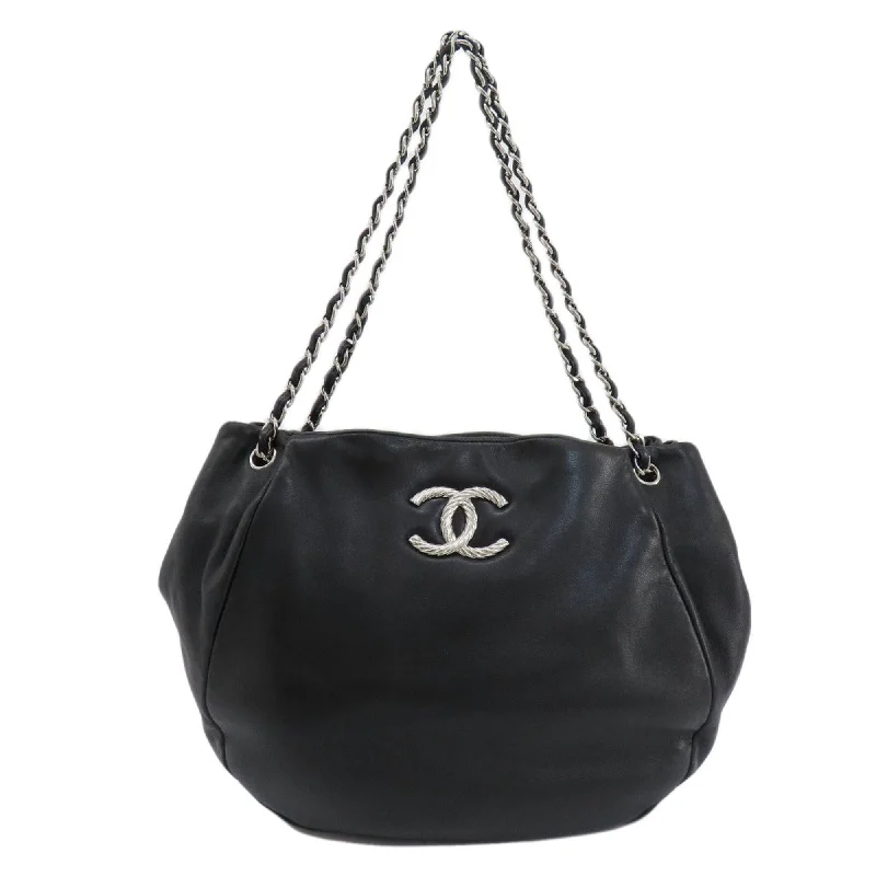 Handle bags with geometric patterns for modernity -Chanel  Leather Tote Bag (Pre-Owned)